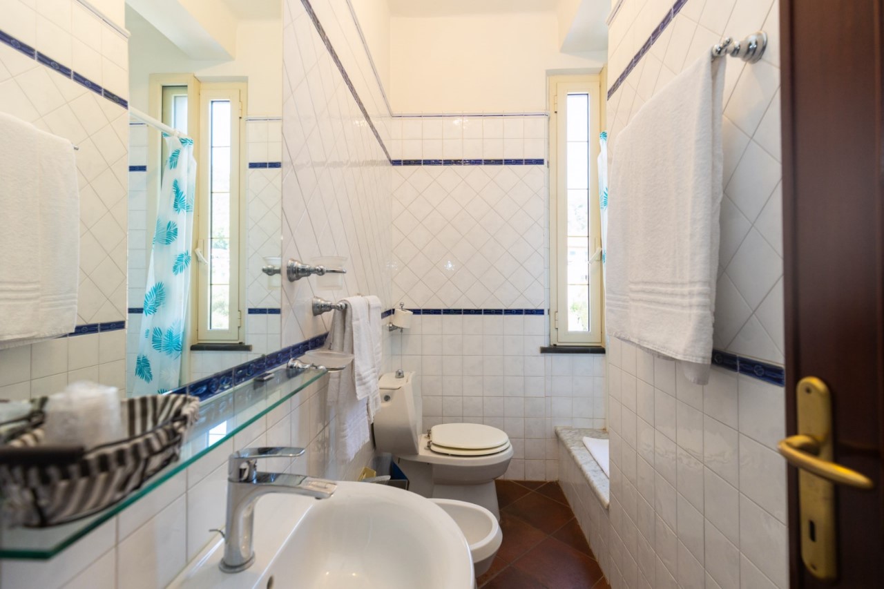 Foto: Hotel-Albergo-Pensione in VENDITA a Lerici TELLARO - 7